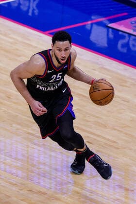 NEW ORLEANS, LA - APR 09: Philadelphia 76ers guard Ben Simmons (25) brings the ball up court against New Orleans Pelicans during a NBA, Basketball Herren, USA game between the New Orleans Pelicans and the Philadelphia 76ers at Smoothie King Center in New Orleans, LA on Apr 09, 2021. (Photo by Stephen Lew Icon Sportswire) NBA: APR 09 76ers at Pelicans Icon21040911766976