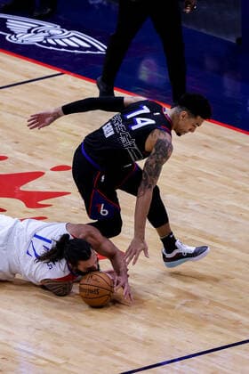 NEW ORLEANS, LA - APR 09: New Orleans Pelicans center Steven Adams (12) and Philadelphia 76ers forward Danny Green (14) go for a loose ball during a NBA, Basketball Herren, USA game between the New Orleans Pelicans and the Philadelphia 76ers at Smoothie King Center in New Orleans, LA on Apr 09, 2021. (Photo by Stephen Lew Icon Sportswire) NBA: APR 09 76ers at Pelicans Icon21040911835076