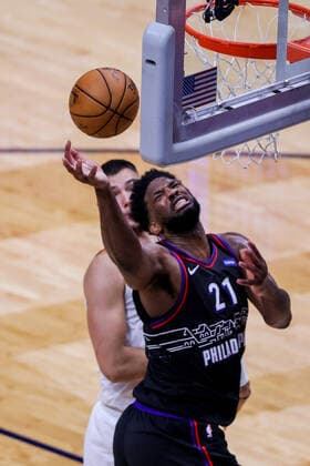 NEW ORLEANS, LA - APR 09: New Orleans Pelicans center Willy Hernangomez (9) fouls Philadelphia 76ers center Joel Embiid (21) during a NBA, Basketball Herren, USA game between the New Orleans Pelicans and the Philadelphia 76ers at Smoothie King Center in New Orleans, LA on Apr 09, 2021. (Photo by Stephen Lew Icon Sportswire) NBA: APR 09 76ers at Pelicans Icon21040911835376