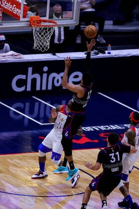 NEW ORLEANS, LA - APR 09: Philadelphia 76ers forward Tobias Harris (12) drives to the basket against New Orleans Pelicans guard Eric Bledsoe (5) during a NBA, Basketball Herren, USA game between the New Orleans Pelicans and the Philadelphia 76ers at Smoothie King Center in New Orleans, LA on Apr 09, 2021. (Photo by Stephen Lew Icon Sportswire) NBA: APR 09 76ers at Pelicans Icon21040911983076