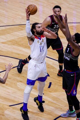 NEW ORLEANS, LA - APR 09: New Orleans Pelicans center Steven Adams (12) shoots a jump shot over Philadelphia 76ers center Joel Embiid (21) during a NBA, Basketball Herren, USA game between the New Orleans Pelicans and the Philadelphia 76ers at Smoothie King Center in New Orleans, LA on Apr 09, 2021. (Photo by Stephen Lew Icon Sportswire) NBA: APR 09 76ers at Pelicans Icon21040911983376