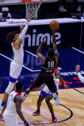 NEW ORLEANS, LA - APR 09: Philadelphia 76ers guard Shake Milton (18) has a jump shot blocked by New Orleans Pelicans center Jaxson Hayes (10) during a NBA, Basketball Herren, USA game between the New Orleans Pelicans and the Philadelphia 76ers at Smoothie King Center in New Orleans, LA on Apr 09, 2021. (Photo by Stephen Lew Icon Sportswire) NBA: APR 09 76ers at Pelicans Icon21040911983976