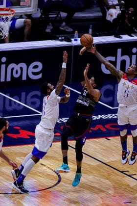 NEW ORLEANS, LA - APR 09: New Orleans Pelicans guard Eric Bledsoe (5) blocks the shot of Philadelphia 76ers forward Tobias Harris (12) during a NBA, Basketball Herren, USA game between the New Orleans Pelicans and the Philadelphia 76ers at Smoothie King Center in New Orleans, LA on Apr 09, 2021. (Photo by Stephen Lew Icon Sportswire) NBA: APR 09 76ers at Pelicans Icon21040912048076