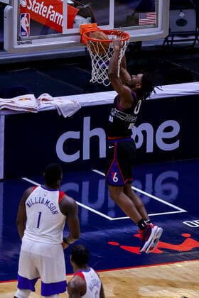 NEW ORLEANS, LA - APR 09: v09 dunks the ball against New Orleans Pelicans forward Zion Williamson (1) during a NBA, Basketball Herren, USA game between the New Orleans Pelicans and the Philadelphia 76ers at Smoothie King Center in New Orleans, LA on Apr 09, 2021. (Photo by Stephen Lew Icon Sportswire) NBA: APR 09 76ers at Pelicans Icon21040912048476