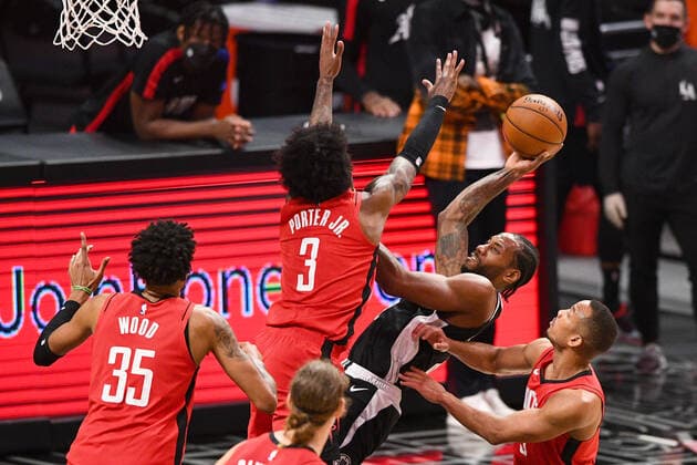Sport Bilder des Tages LOS ANGELES, CA - APRIL 09: Houston Rockets Guard Kevin Porter Jr. (3) tries to block Los Angeles Clippers Forward Kawhi Leonard (2) shot during a NBA, Basketball Herren, USA game between the Houston Rockets and the Los Angeles Clippers on April 9, 2021 at STAPLES Center in Los Angeles, CA. (Photo by Brian Rothmuller Icon Sportswire) NBA: APR 09 Rockets at Clippers Icon210409012
