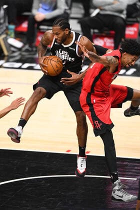 LOS ANGELES, CA - APRIL 09: Los Angeles Clippers Forward Kawhi Leonard (2) grabs a rebound in front of Houston Rockets Center Christian Wood (35) during a NBA, Basketball Herren, USA game between the Houston Rockets and the Los Angeles Clippers on April 9, 2021 at STAPLES Center in Los Angeles, CA. (Photo by Brian Rothmuller Icon Sportswire) NBA: APR 09 Rockets at Clippers Icon210409018