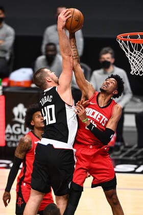 LOS ANGELES, CA - APRIL 09: Los Angeles Clippers Center Ivica Zubac (40) dunk attempt is blocked by Houston Rockets Center Christian Wood (35) during a NBA, Basketball Herren, USA game between the Houston Rockets and the Los Angeles Clippers on April 9, 2021 at STAPLES Center in Los Angeles, CA. (Photo by Brian Rothmuller Icon Sportswire) NBA: APR 09 Rockets at Clippers Icon210409021