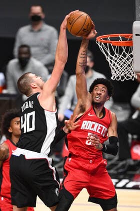 LOS ANGELES, CA - APRIL 09: Los Angeles Clippers Center Ivica Zubac (40) dunk attempt is blocked by Houston Rockets Center Christian Wood (35) during a NBA, Basketball Herren, USA game between the Houston Rockets and the Los Angeles Clippers on April 9, 2021 at STAPLES Center in Los Angeles, CA. (Photo by Brian Rothmuller Icon Sportswire) NBA: APR 09 Rockets at Clippers Icon210409023
