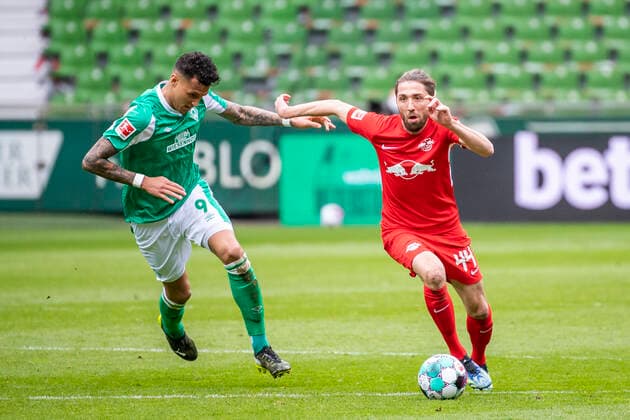 10 04 2021, xkvx, Fussball 1 Bundesliga, SV Werder Bremen RB Leipzig emspor, v l Davie Selke SV Werder Bremen , Kevin Kampl RB Leipzig DFL DFB REGULATIONS PROHIBIT ANY USE OF PHOTOGRAPHS as IMAGE SEQUENCES and or QUASI VIDEO Bremen
