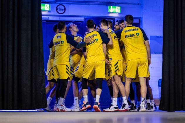 Basketball Berlin 10 04 2021 1 Bundesliga easyCredit BBL BBL Season 2020 2021 Alba Berlin Hamburg Towers Huddle Team Alba before the game