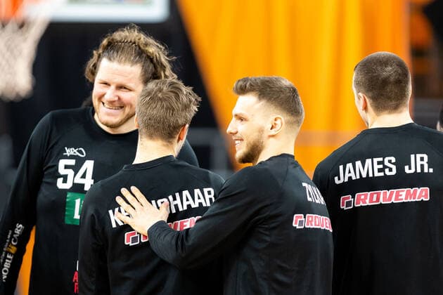 Jobstairs Giessen 46ers, good mood before the game GER, Ratiopharm Ulm vs JobStairs Giessen 46ers, easycredit 1 Bundesliga Basketball, 27 matchday, season 2020 21, 10 04 2021 Ratiopharm Ulm vs JobStairs Giessen 46ers, 1 Basketball Bundesliga Neu Ulm Copyright: xEibner-Pressefoto RogerxBuerkex EP_EER