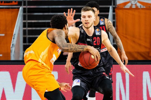 Ferdinand Zylka JobStairs Giessen 46ers 20 vs Trey Landers Ratiopharm Ulm 03 GER, Ratiopharm Ulm vs JobStairs Giessen 46ers, easycredit 1 Bundesliga Basketball, 27 Matchday, Season 2020 21, 10 04 2021 Ratiopharm Ulm vs JobStairs Giessen 46ers, 1 Basketball Bundesliga New Ulm. Copyright: xEibner-Pressefoto RogerxBuerkex EP_EER