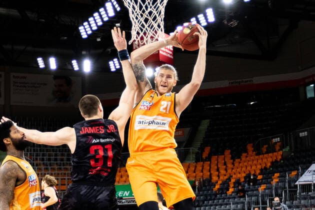 Dylan Osetkowski Ratiopharm Ulm 21 in duel against Scottie James Jr JobStairs Giessen 46ers 31 GER, Ratiopharm Ulm vs JobStairs Giessen 46ers, easycredit 1 Bundesliga Basketball, 27 Matchday, Season 2020 21, 10 04 2021 Ratiopharm Ulm vs JobStairs Giessen 46ers, 1 Basketball Bundesliga New Ulm. Copyright: xEibner-Pressefoto RogerxBuerkex EP_EER