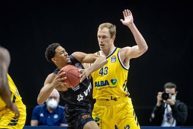 Basketball Berlin 10 04 2021 1 Bundesliga easyCredit BBL BBL Season 2020 2021 Alba Berlin Hamburg Towers Luke Sikma Alba Berlin, No 43 Kameron Taylor Hamburg, No 07