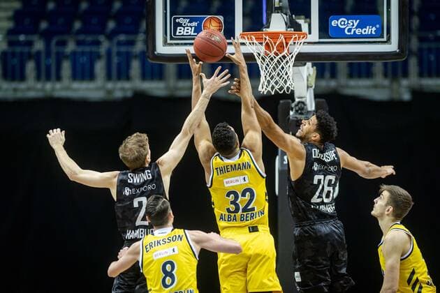 Basketball Berlin 10 04 2021 1 Bundesliga easyCredit BBL BBL Season 2020 2021 Alba Berlin Hamburg Towers Johannes Thiemann Alba Berlin, No 32 Marvin Ogunsipe Hamburg, No 26 Jordan Swing Hamburg, No 00