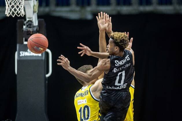 Basketball Berlin 10 04 2021 1 Bundesliga easyCredit BBL BBL Season 2020 2021 Alba Berlin Hamburg Towers T J Shorts Hamburg, No 00 Tim Schneider Alba Berlin, No 10