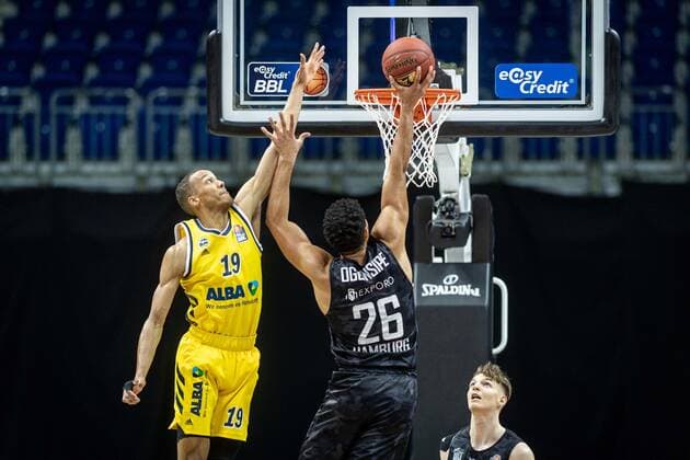 Basketball Berlin 10 04 2021 1 Bundesliga easyCredit BBL BBL Season 2020 2021 Alba Berlin Hamburg Towers Marvin Ogunsipe Hamburg, No 26 Louis Olinde Alba Berlin, No 19