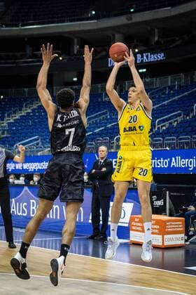 Basketball Berlin 10 04 2021 1 Bundesliga easyCredit BBL BBL Season 2020 2021 Alba Berlin Hamburg Towers Simone Fontecchio Alba Berlin, No 20 Kameron Taylor Hamburg, No 07