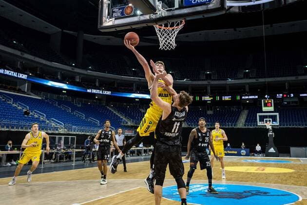 Basketball Berlin 10 04 2021 1 Bundesliga easyCredit BBL BBL Season 2020 2021 Alba Berlin Hamburg Towers Ben Lammers Alba Berlin, No 50 Maik Kotsar Hamburg, No 11