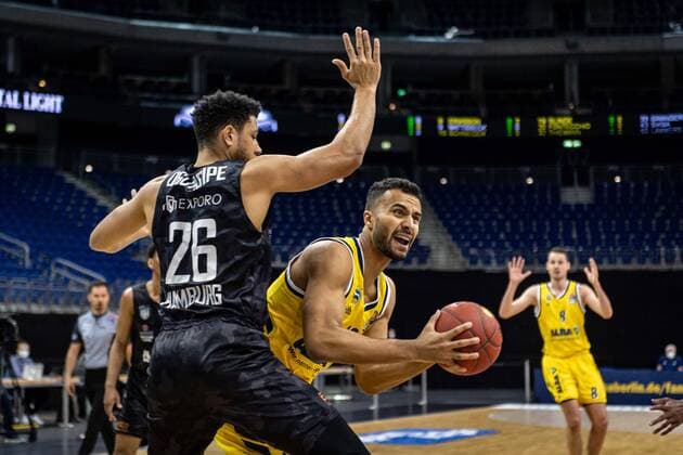 Basketball Berlin 10 04 2021 1 Bundesliga easyCredit BBL BBL Season 2020 2021 Alba Berlin Hamburg Towers Johannes Thiemann Alba Berlin, No 32 Marvin Ogunsipe Hamburg, No 26