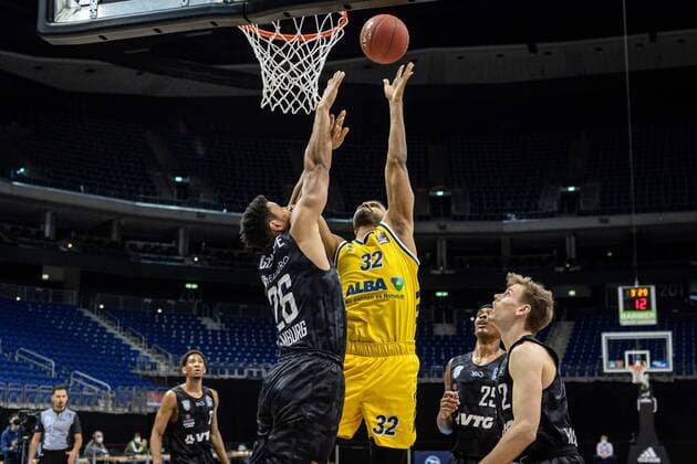 Basketball Berlin 10 04 2021 1 Bundesliga easyCredit BBL BBL Season 2020 2021 Alba Berlin Hamburg Towers Johannes Thiemann Alba Berlin, No 32 Marvin Ogunsipe Hamburg, No 26