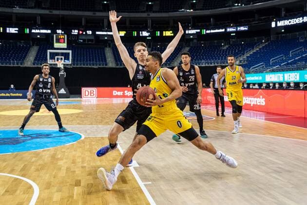 Basketball Berlin 10 04 2021 1 Bundesliga easyCredit BBL BBL Season 2020 2021 Alba Berlin Hamburg Towers Maodo Lo Alba Berlin, No 00 Justus Hollatz Hamburg, No 21