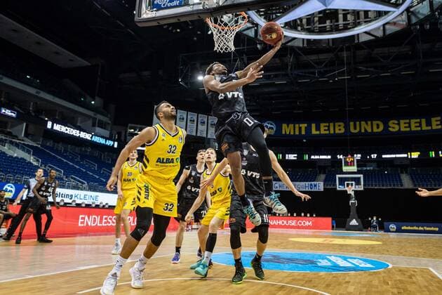 Basketball Berlin 10 04 2021 1 Bundesliga easyCredit BBL BBL Season 2020 2021 Alba Berlin Hamburg Towers T J Shorts Hamburg, No 00 Johannes Thiemann Alba Berlin, No 32
