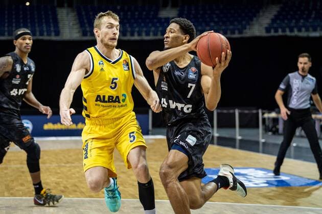 Basketball Berlin 10 04 2021 1 Bundesliga easyCredit BBL BBL Season 2020 2021 Alba Berlin Hamburg Towers Kameron Taylor Hamburg, No 07 Niels Giffey Alba Berlin, No 05