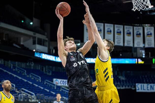 Basketball Berlin 10 04 2021 1 Bundesliga easyCredit BBL BBL Season 2020 2021 Alba Berlin Hamburg Towers Maik Kotsar Hamburg, No 11 Ben Lammers Alba Berlin, No 50