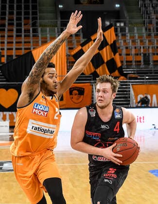 GER, BBL, ratiopharm ulm vs JobStairs GIESSEN 46ers 27 02 2021, ratiopharm arena, Neu Ulm, GER, BBL, ratiopharm ulm vs JobStairs GIESSEN 46ers, pictured Troy Caupain Ulm, 23 , Bjarne Kraushaar Giessen, 4 nordphotoxGmbHx xHafner nph00200