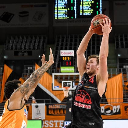 GER, BBL, ratiopharm ulm vs JobStairs GIESSEN 46ers 27 02 2021, ratiopharm arena, Neu Ulm, GER, BBL, ratiopharm ulm vs JobStairs GIESSEN 46ers, pictured Troy Caupain Ulm, 23 , Bjarne Kraushaar Giessen, 4 nordphotoxGmbHx xHafner nph00200