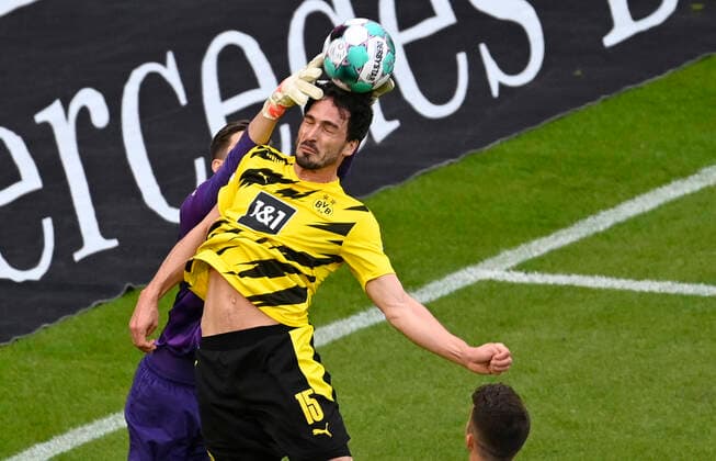Zweikampf, Aktion Torwart Gregor Kobel VfB Stuttgart ( 01) gegen Mats Hummels BVB Borussia Dortmund ( 15) VfB Stuttgart vs Borussia Dortmund 09 BVB 10.04.2021 DFL DFB REGULATIONS PROHIBIT ANY USE OF PHOTOGRAPHS AS IMAGE SEQUENCES AND OR QUASI-VIDEO VfB Stuttgart vs Borussia Dortmund 09 BVB *** Duel, action Goalkeeper Gregor Kobel VfB Stuttgart 01 vs Mats Hummels BVB Borussia Dortmund 15 VfB Stuttgart vs Borussia Dortmund 09 BVB 10 04 2021 DFL DFB REGULATES PROHIBIT ANY USE OF PHOTOGRAPHS AS IMAGE SEQUENCES AND OR QUASI VIDEO VfB Stuttgart vs Borussia Dortmund 09 BVB