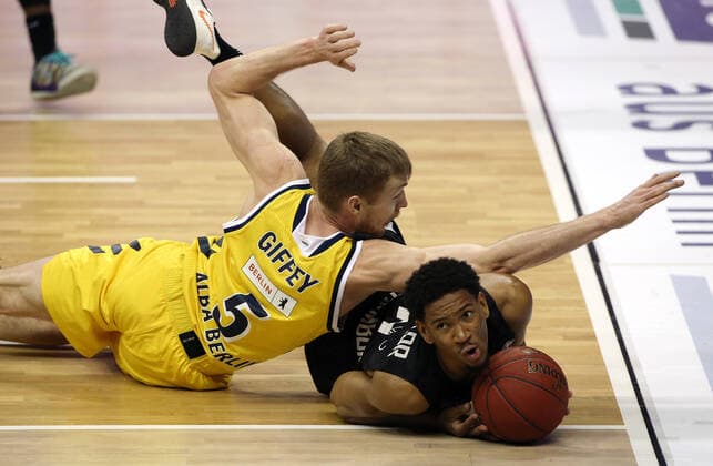 Niels Giffey, Kameron Taylor action game scene duel sports basketball BBL Bundesliga men season 2020 2021 10 04 2021 ALBA Berlin vs Hamburg Towers