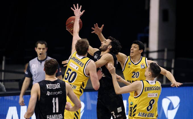 Ben Lammers, Max DiLeo, Simone Fontecchio Action Game Scene Duel Sports Basketball BBL Bundesliga Men Season 2020 2021 10 04 2021 ALBA Berlin vs Hamburg Towers