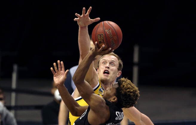 T J Shorts, Luke Sikma action game scene duel sports basketball BBL Bundesliga men season 2020 2021 10 04 2021 ALBA Berlin vs Hamburg Towers