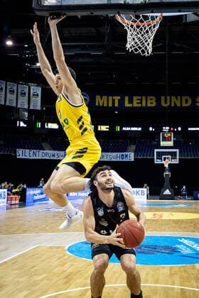 Basketball Berlin 10 04 2021 1 Bundesliga easyCredit BBL BBL Season 2020 2021 Alba Berlin Hamburg Towers Max DiLeo Hamburg, No 03 Simone Fontecchio Alba Berlin, No 20