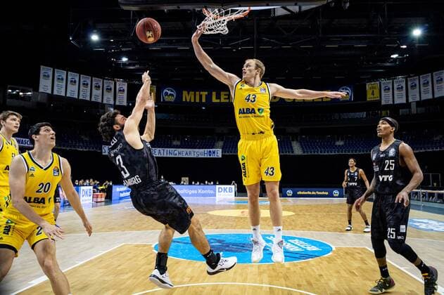 Basketball Berlin 10 04 2021 1 Bundesliga easyCredit BBL BBL Season 2020 2021 Alba Berlin Hamburg Towers Luke Sikma Alba Berlin, No 43 Max DiLeo Hamburg, No 03
