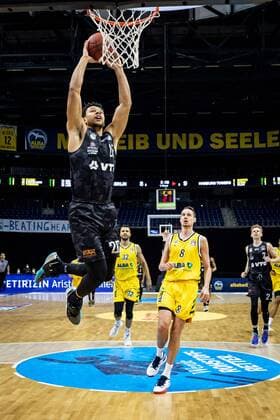 Basketball Berlin 10 04 2021 1 Bundesliga easyCredit BBL BBL Season 2020 2021 Alba Berlin Hamburg Towers Marvin Ogunsipe Hamburg, No 26 Marcus Eriksson Alba Berlin, No 08