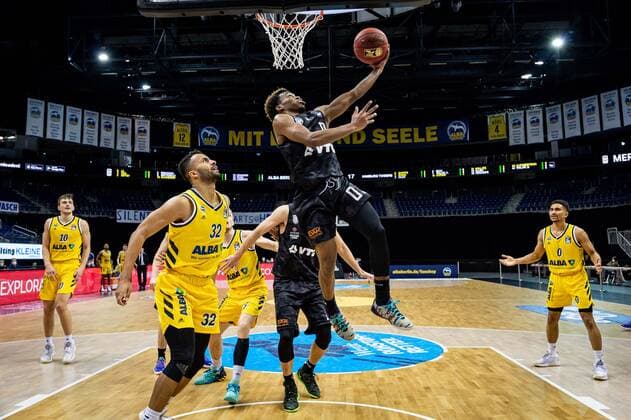 Basketball Berlin 10 04 2021 1 Bundesliga easyCredit BBL BBL Season 2020 2021 Alba Berlin Hamburg Towers T J Shorts Hamburg, No 00 Johannes Thiemann Alba Berlin, No 32
