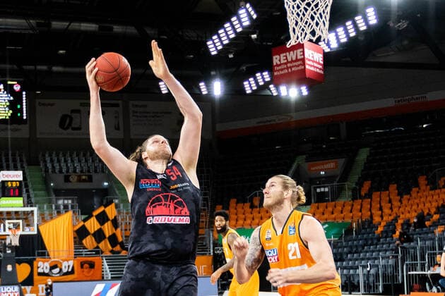 John Bryant JobStairs Giessen 46ers 54 , throws a basket, Dylan Osetkowski Ratiopharm Ulm 21 GER, Ratiopharm Ulm vs JobStairs Giessen 46ers, easycredit 1 Bundesliga Basketball, 27 Matchday, Season 2020 21, 10 04 2021 Ratiopharm Ulm vs JobStairs Giessen 46ers, 1 Basketball Bundesliga New Ulm. Copyright: xEibner-Pressefoto RogerxBuerkex EP_EER