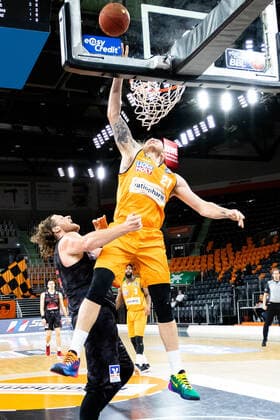 Dylan Osetkowski Ratiopharm Ulm 21 vs John Bryant JobStairs Giessen 46ers 54 GER, Ratiopharm Ulm vs JobStairs Giessen 46ers, easycredit 1 Bundesliga Basketball, 27 Matchday, Season 2020 21, 10 04 2021 Ratiopharm Ulm vs JobStairs Giessen 46ers, 1 Basketball Bundesliga Neu Ulm Copyright: xEibner-Pressefoto RogerxBuerkex EP_EER