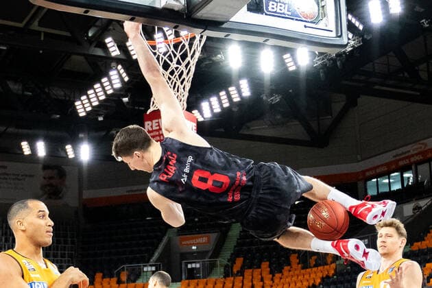 Alen Pjanic JobStairs Giessen 46ers 08 haengt am Korb GER, Ratiopharm Ulm vs JobStairs Giessen 46ers, easycredit 1 Bundesliga Basketball, 27 Spieltag, Saison 2020 21, 10 04 2021 Ratiopharm Ulm vs JobStairs Giessen 46ers, 1 Basketball Bundesliga Neu Ulm Copyright: xEibner-Pressefoto RogerxBuerkex EP_EER