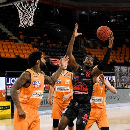 GER, BBL, ratiopharm ulm vs JobStairs GIESSEN 46ers 27 02 2021, ratiopharm arena, Neu Ulm, GER, BBL, ratiopharm ulm vs JobStairs GIESSEN 46ers, pictured Cameron Clark Ulm, 3 , Chad Brown Giessen, 22 grabs the rebound nordphotoxGmbHx xHafner nph00200