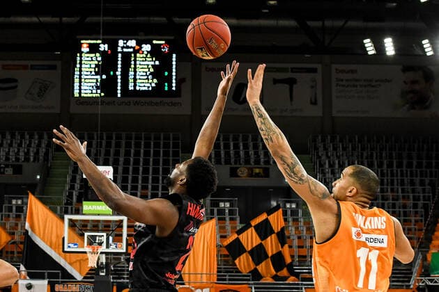 GER, BBL, ratiopharm ulm vs JobStairs GIESSEN 46ers 27 02 2021, ratiopharm arena, Neu Ulm, GER, BBL, ratiopharm ulm vs JobStairs GIESSEN 46ers, pictured Isaac Brandon Hamilton Giessen, 2 , Isaiah Wilkins Ulm, 11 nordphotoxGmbHx xHafner nph00200