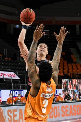 GER, BBL, ratiopharm ulm vs JobStairs GIESSEN 46ers 27 02 2021, ratiopharm arena, Neu Ulm, GER, BBL, ratiopharm ulm vs JobStairs GIESSEN 46ers, pictured Scottie James JR Giessen, 31 scores, Cameron Clark Ulm, 3 nordphotoxGmbHx xHafner nph00200