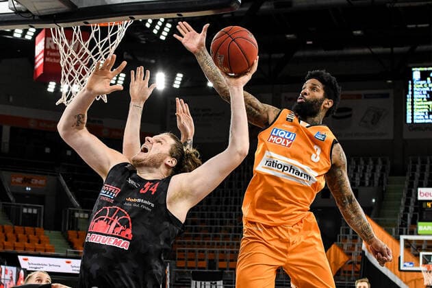GER, BBL, ratiopharm ulm vs JobStairs GIESSEN 46ers 27 02 2021, ratiopharm arena, Neu Ulm, GER, BBL, ratiopharm ulm vs JobStairs GIESSEN 46ers, pictured John Bryant Giessen, 54 , Cameron Clark Ulm, 3 nordphotoxGmbHx xHafner nph00200