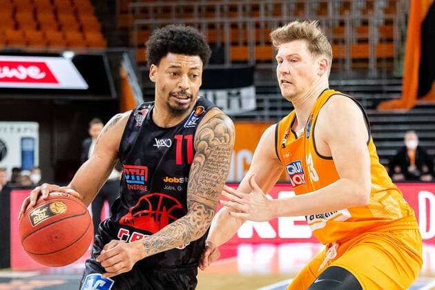 Diante Maurice Garrett JobStairs Giessen 46ers 11 in duel against Andreas Obst Ratiopharm Ulm 13 GER, Ratiopharm Ulm vs JobStairs Giessen 46ers, easycredit 1 Bundesliga Basketball, 27 Matchday, Season 2020 21, 10 04 2021 Ratiopharm Ulm vs JobStairs Giessen 46ers, 1 Basketball Bundesliga New Ulm. Copyright: xEibner-Pressefoto RogerxBuerkex EP_EER