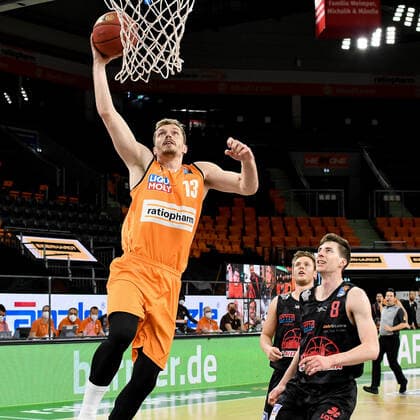 GER, BBL, ratiopharm ulm vs JobStairs GIESSEN 46ers 27 02 2021, ratiopharm arena, Neu Ulm, GER, BBL, ratiopharm ulm vs JobStairs GIESSEN 46ers, in the picture Andreas Obst Ulm, 13 scores, Bjarne Kraushaar Giessen, 4 and Alen Phanic Giessen, 8 as amazed spectators nordphotoxGmbHx xHafner nph00200