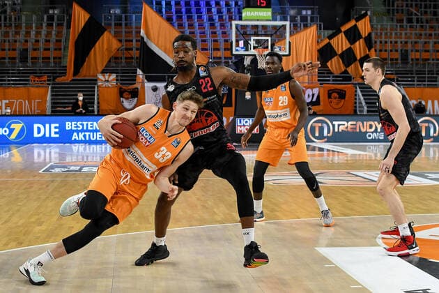 GER, BBL, ratiopharm ulm vs JobStairs GIESSEN 46ers 27 02 2021, ratiopharm arena, Neu Ulm, GER, BBL, ratiopharm ulm vs JobStairs GIESSEN 46ers, in picture Patrick Heckmann Ulm, 33 with full body against Chad Brown Giessen, 22 nordphotoxGmbHx xHafner nph00200