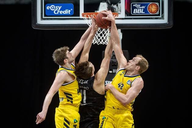 Basketball Berlin 10 04 2021 1 Bundesliga easyCredit BBL BBL Season 2020 2021 Alba Berlin Hamburg Towers Maik Kotsar Hamburg, No 11 Luke Sikma Alba Berlin, No 43 Ben Lammers Alba Berlin, No 50